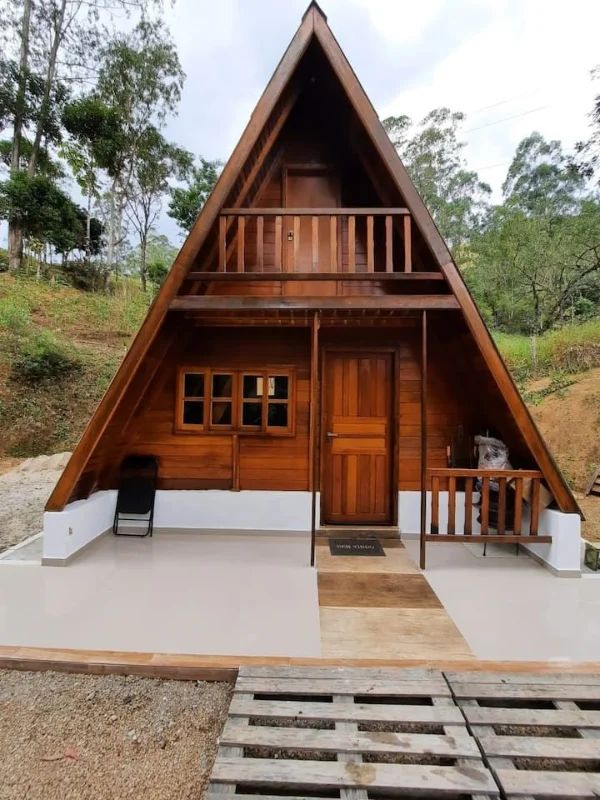 Chalé A-frame completo em madeira com base de concreto