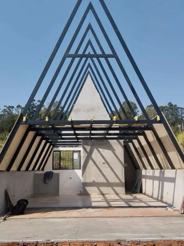 Estrutura A-frame de aço em construção vista de dentro