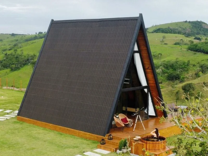 Chalé A-frame elevado moderno com garagem sob a estrutura