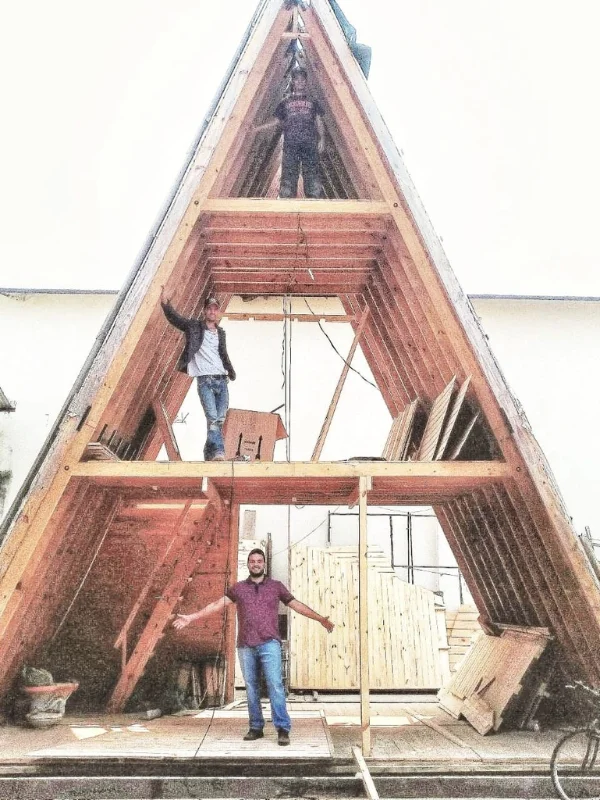 Chalé A-frame em construção com estrutura de madeira exposta